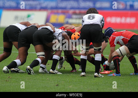 Les joueurs du Japon (rouge) et les Fidji (blanc) lors de leur match au cours de l'IRB Sevens 2013 Womens World Series dans la ville de Guangzhou, Chine du sud Guangdon Banque D'Images