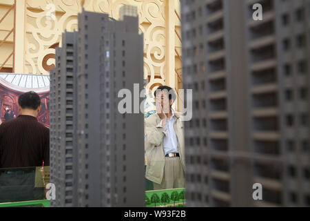 --FILE--acheteurs potentiels à l'échelle de modèles d'un nouvel ensemble résidentiel à un bureau de vente dans la ville de Nantong, province du Jiangsu, Chine de l'est 25 Mai Banque D'Images