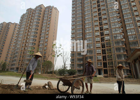 --FILE--travailleurs chinois du travail à un chantier de construction à Nantong, Chine de l'est de la province de Jiangsu, 16 août 2012. Dans les travaux de transformation des chines Banque D'Images