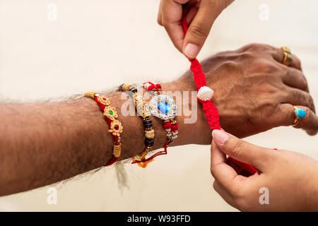 Une jeune Indienne, soeur donnant rakhi à son frère sur Raksha bandhan jour. C'est un bracelet traditionnel, un symbole de l'amour entre frères et soeurs Banque D'Images