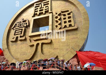 Les touristes visitent la plus grande pièce de cuivre sculpture à Baoshan Hunan Parc minier National à Guiyang county, Chenzhou city, Hunan Chines centrale p Banque D'Images