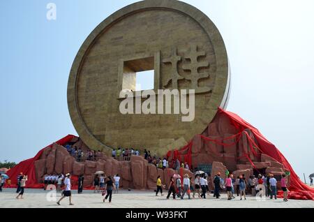 Les touristes visitent la plus grande pièce de cuivre sculpture à Baoshan Hunan Parc minier National à Guiyang county, Chenzhou city, Hunan Chines centrale p Banque D'Images