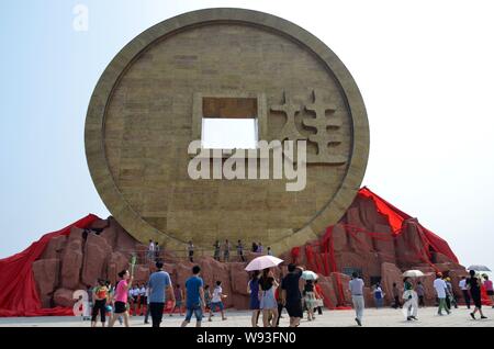 Les touristes visitent la plus grande pièce de cuivre sculpture à Baoshan Hunan Parc minier National à Guiyang county, Chenzhou city, Hunan Chines centrale p Banque D'Images