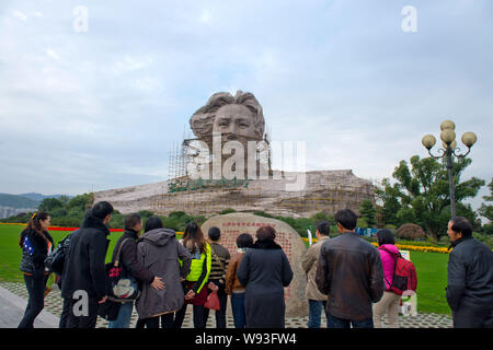 --FILE--visiteurs regarder la statue géante représentant l'ancien leader chinois Mao Zedong dans la trentaine à Changsha city, Hunan province centrale de Chines, 26 N Banque D'Images