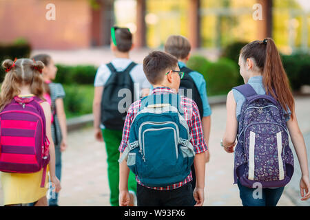 Groupe d'enfants allant à l'école ensemble. Banque D'Images