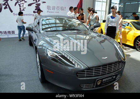 --FILE--visiteurs regarder une voiture Aston Martin lors d'une auto show de Wenling city, east Chines dans la province du Zhejiang, 10 juin 2013. Aston Martin a wee Banque D'Images