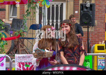 Sint Gillis Waas, Belgique, le 3 août 2019, festival de Woodstock n'oubliez pas, l'amour, la paix et la compréhension. Deux adolescentes aime la musique des années 70 Banque D'Images