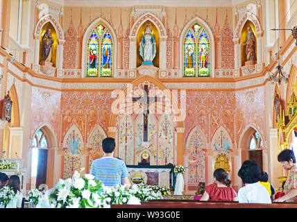 CHANTABURI, THAÏLANDE - 26 JUILLET 2019Christian thaïlandais dans la Cathédrale de l'Immaculée Conception, la Thaïlande Chanthaburi Banque D'Images