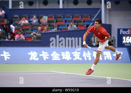 Serbias Novak Djokovic renvoie la balle au cours d'un match contre l'Espagnes Marcel Granollers pour le tournoi de tennis Masters de Shanghai à l'avancement Qizhong Banque D'Images