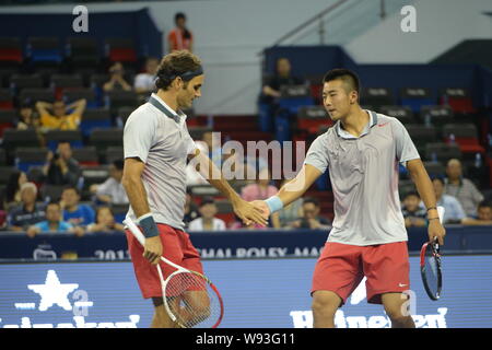 La Suisse de Roger Federer, à gauche, et Chines ZHANG Ze parler après le premier tour dans le match de double du Masters de Shanghai un tournoi de tennis Banque D'Images