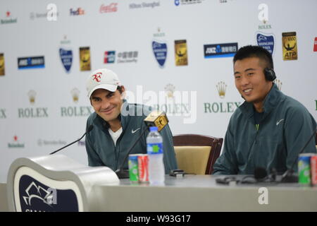 La Suisse de Roger Federer, à gauche, et Ze Zhang de Chine sourire lors d'une conférence de presse après avoir battu Kevin Anderson et Dmitry Tursunov 2-0(6-2 Banque D'Images