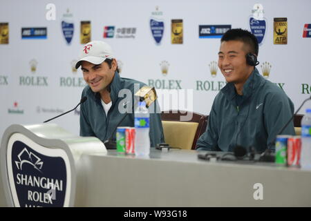 La Suisse de Roger Federer, à gauche, et Ze Zhang de Chine sourire lors d'une conférence de presse après avoir battu Kevin Anderson et Dmitry Tursunov 2-0(6-2 Banque D'Images