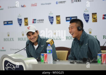 La Suisse de Roger Federer, à gauche, et Ze Zhang de Chine sourire lors d'une conférence de presse après avoir battu Kevin Anderson et Dmitry Tursunov 2-0(6-2 Banque D'Images