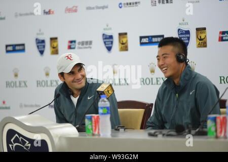 La Suisse de Roger Federer, à gauche, et Ze Zhang de Chine sourire lors d'une conférence de presse après avoir battu Kevin Anderson et Dmitry Tursunov 2-0(6-2 Banque D'Images