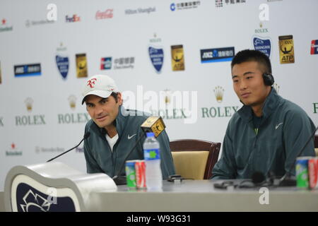 La Suisse de Roger Federer, à gauche, prend la parole lors d'une conférence de presse après avoir battu Kevin Anderson et Dmitry Tursunov 2-0(6-2/6-1) avec Zhang Ze de Banque D'Images