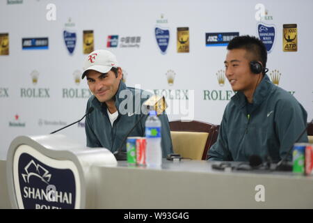 La Suisse de Roger Federer, à gauche, et Ze Zhang de Chine sourire lors d'une conférence de presse après avoir battu Kevin Anderson et Dmitry Tursunov 2-0(6-2 Banque D'Images