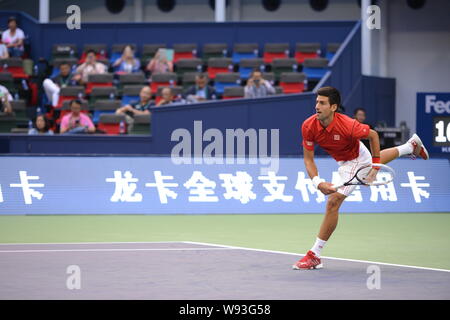 Serbias Novak Djokovic renvoie la balle au cours d'un match contre l'Espagnes Marcel Granollers pour le tournoi de tennis Masters de Shanghai à l'avancement Qizhong Banque D'Images