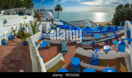 Pittoresque village touristique de Sidi Bou Said. Célèbre café avec vue magnifique. Tunisie Banque D'Images