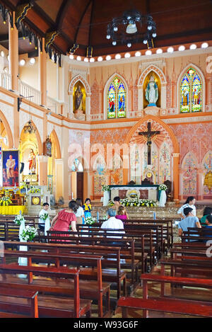 CHANTABURI, THAÏLANDE - 26 JUILLET 2019Christian thaïlandais dans la Cathédrale de l'Immaculée Conception, la Thaïlande Chanthaburi Banque D'Images