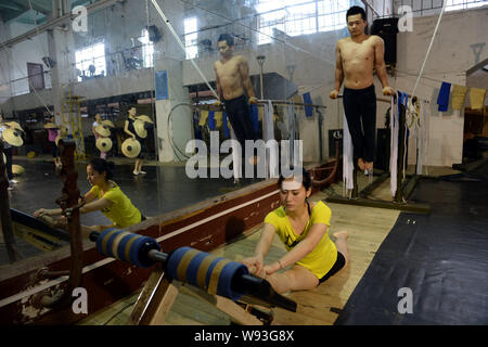 Les jeunes acrobates chinois pratique au centre de formation de la troupe acrobatique de soldat du Département politique de la région militaire de Guangzhou en Gua Banque D'Images