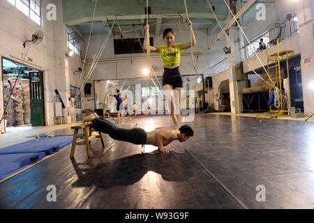 Les jeunes acrobates chinois pratique au centre de formation de la troupe acrobatique de soldat du Département politique de la région militaire de Guangzhou en Gua Banque D'Images