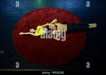 Les jeunes acrobates chinois pratique au centre de formation de la troupe acrobatique de soldat du Département politique de la région militaire de Guangzhou en Gua Banque D'Images