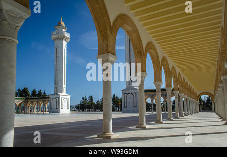 Mausolée du premier président de la Tunisie - Habib Bourguiba, Colonnes et minaret du mausolée à Monastir, Tunisie. Banque D'Images