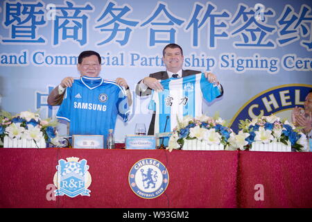 Zhang Li, gauche, président du conseil et président de R&F Properties Group, et Ron Gourlay, directeur exécutif de Chelsea Football Club, affichage maillots de Chels Banque D'Images