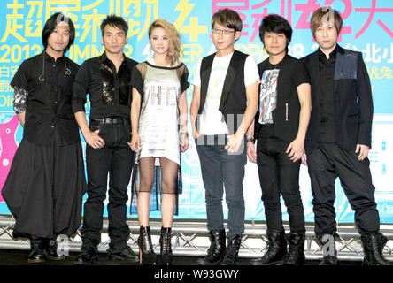 La chanteuse taïwanaise Jolin Tsai, troisième à partir de la gauche, pose avec le groupe pop Taïwanais peut jour lors d'une conférence de presse pour l'été Super Slippa en Concert Banque D'Images