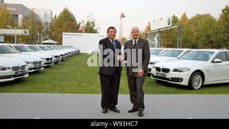 Karsten Engel, droite, président-directeur général de BMW Group Chine, serre la main avec Lu Zhengyao, président et chef de la direction de la Chine, les véhicules de location au groupe BMW Han Banque D'Images