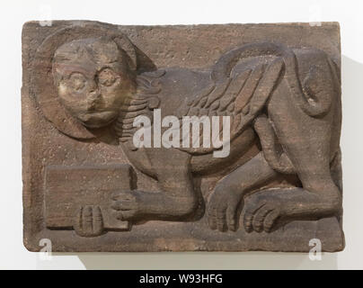 Lion ailé de Saint Marc. Capital de romane datée du 12ème siècle de l'abbaye Alspach (Abbaye d'Alspach), maintenant exposée dans le Musée Unterlinden (Musée Unterlinden) à Colmar, Alsace, France. Banque D'Images