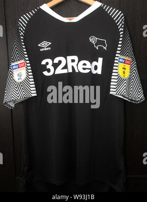 Derby County FC kit réplique officielle indiquant le numéro de Wayne Rooney 32 Chemise avec Sponsors 32 Rouge. Championnat Skybet aussi logos. Banque D'Images