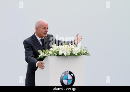 Karsten Engel, président et directeur général de BMW Group Chine, prononce un discours lors de la cérémonie de transfert du groupe BMW pour la Chine Location auto à Beijing, Chine, 30 Banque D'Images