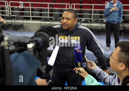 L'entraîneur-chef Mark Jackson des Golden State Warriors, centre, est interviewé lors d'une séance de formation pour un match pré-saison NBA 2013-2014 contre Los Angeles Banque D'Images