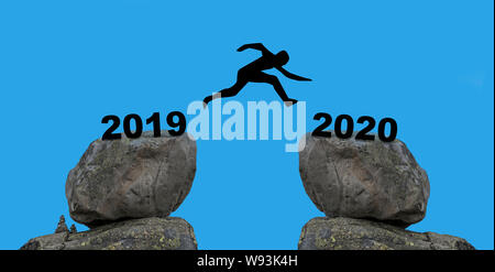 Un homme jump entre 2019 et 2020 ans d'un rocher à un autre rocher Banque D'Images