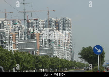 --FILE--nouvelles tours d'habitation immeubles d'appartements sont en construction à Nantong, Chine de l'est de la province de Jiangsu, le 27 août 2013. Chines bon Banque D'Images