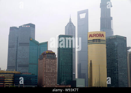 Voir des gratte-ciel et immeubles de grande hauteur dans le quartier financier de Lujiazui à Pudong, Shanghai, Chine, le 7 septembre 2013. Shanghai est tirant awa Banque D'Images