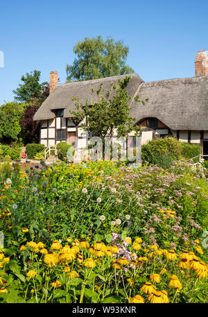 Anne Hathaway Cottage est un cottage de chaume dans un jardin de cottage anglais Shottery près de Stratford upon Avon Warwickshire Angleterre GB Europe Banque D'Images