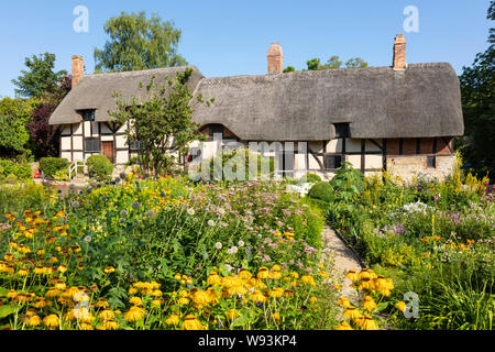 Anne Hathaway Cottage est un cottage de chaume dans un jardin de cottage anglais Shottery près de Stratford upon Avon Warwickshire Angleterre GB Europe Banque D'Images