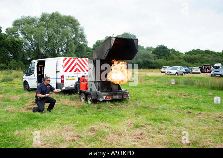 Démonstration Pompiers quant aux effets de verser de l'eau sur une puce feu d'huile du carter. Banque D'Images