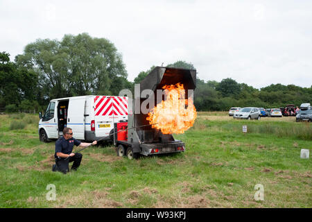 Démonstration Pompiers quant aux effets de verser de l'eau sur une puce feu d'huile du carter. Banque D'Images