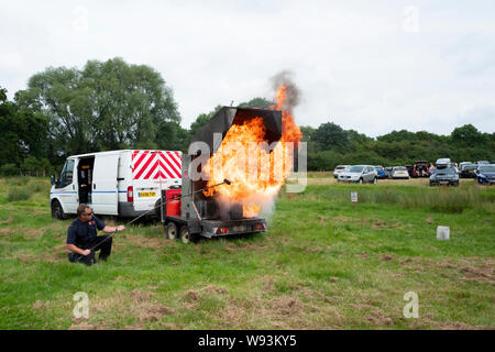 Démonstration Pompiers quant aux effets de verser de l'eau sur une puce feu d'huile du carter. Banque D'Images