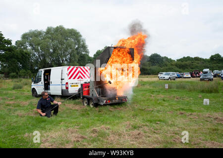 Démonstration Pompiers quant aux effets de verser de l'eau sur une puce feu d'huile du carter. Banque D'Images