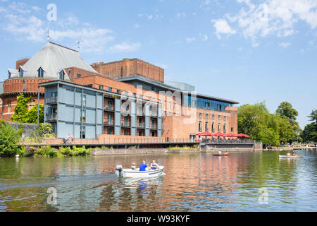 Petit bateau passant le théâtre RSC Royal Shakespeare Company Theatre à côté de la rivière Avon Stratford upon Avon Warwickshire Angleterre UK GB EU Europe Banque D'Images