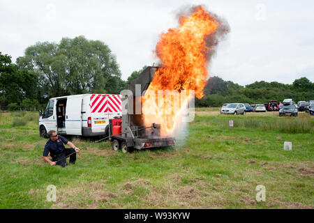 Démonstration Pompiers quant aux effets de verser de l'eau sur une puce feu d'huile du carter. Banque D'Images