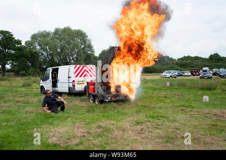 Démonstration Pompiers quant aux effets de verser de l'eau sur une puce feu d'huile du carter. Banque D'Images