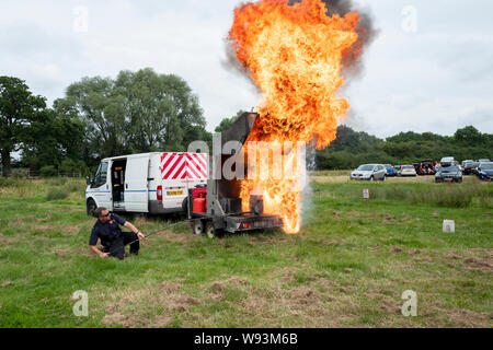 Démonstration Pompiers quant aux effets de verser de l'eau sur une puce feu d'huile du carter. Banque D'Images