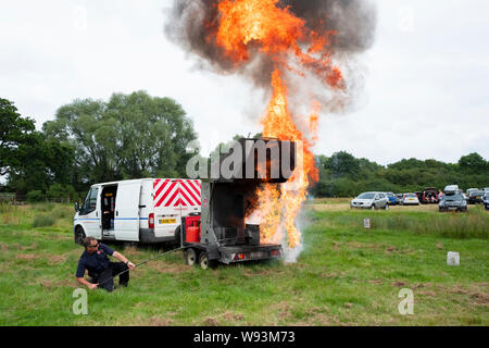 Démonstration Pompiers quant aux effets de verser de l'eau sur une puce feu d'huile du carter. Banque D'Images