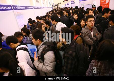 Recherche d'emploi chinois foule cale à un salon de l'emploi à Shanghai, Chine, 23 mars 2013. L'économie chinoise devrait croître de 8,5 pour cent en 2013 et plus de 20 Banque D'Images