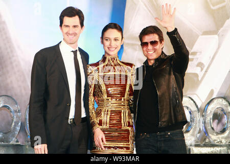 L'acteur américain Tom Cruise, droite, actrice né en Ukraine et le modèle Olga Kurylenko, centre, et réalisateur Joseph Kosinski reconnaître les fans lors d'une Eve Banque D'Images